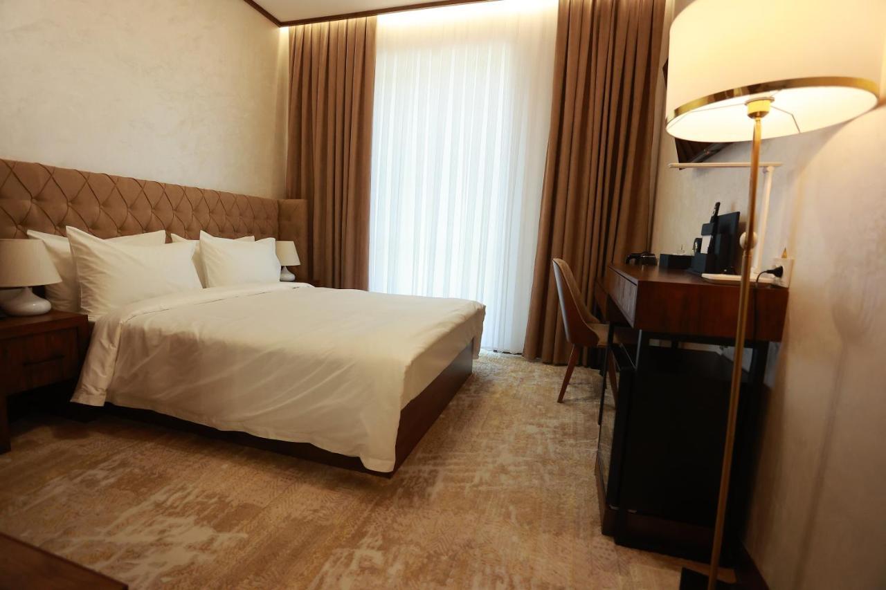 Regal Hotel By Grand Navoi Exterior foto